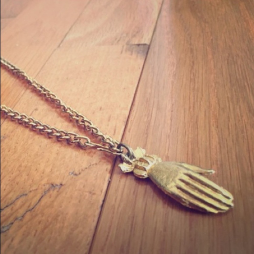 the giving pendant